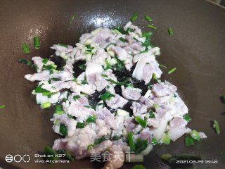 莲藕胡萝卜炒肉片步骤2