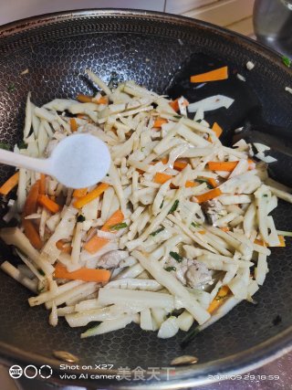 莲藕胡萝卜炒肉片步骤5