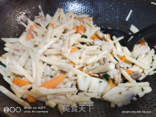 莲藕胡萝卜炒肉片步骤6