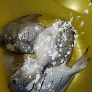 煎银鲳鱼步骤3
