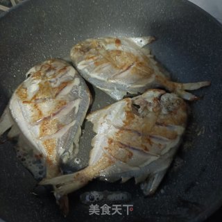 煎银鲳鱼步骤6