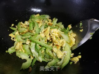 苦瓜炒鸭蛋步骤5