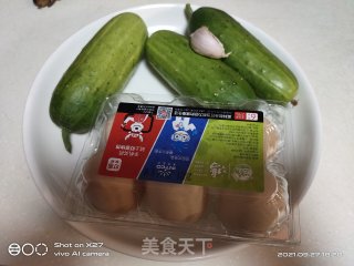 土鸡蛋炒水果黄瓜步骤1