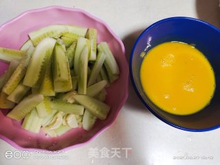 土鸡蛋炒水果黄瓜步骤2