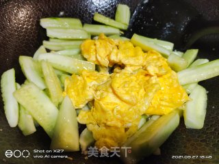 土鸡蛋炒水果黄瓜步骤6