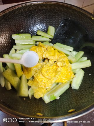 土鸡蛋炒水果黄瓜步骤7