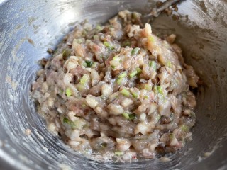 鲜菇丸子煮萝卜步骤2