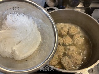 鲜菇丸子煮萝卜步骤7