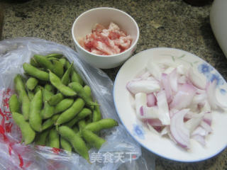五花肉洋葱炒毛豆步骤1
