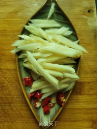 腌酸姜炒鸭肉丝步骤2