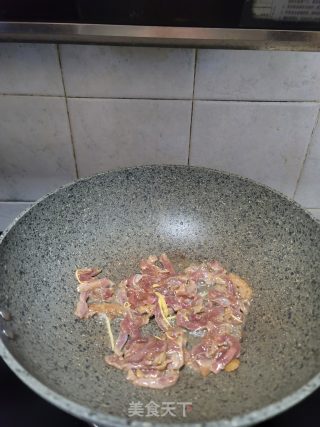 腌酸姜炒鸭肉丝步骤4