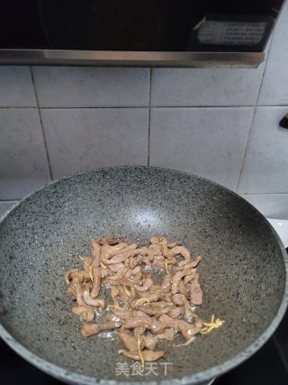 腌酸姜炒鸭肉丝步骤5