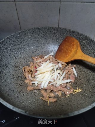 腌酸姜炒鸭肉丝步骤6
