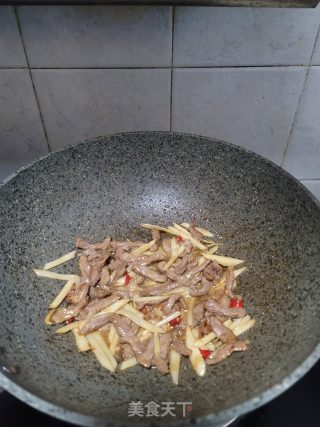 腌酸姜炒鸭肉丝步骤7