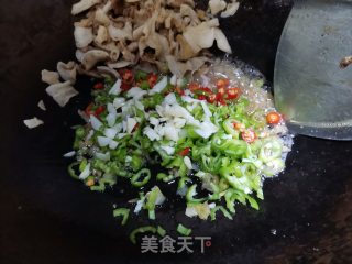 青椒炒油渣步骤3