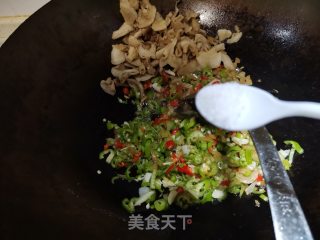 青椒炒油渣步骤4