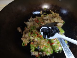青椒炒油渣步骤5
