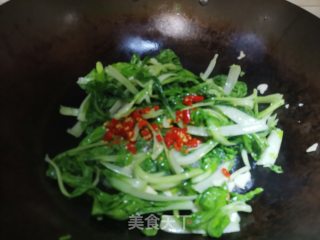 剁辣椒炒小白菜步骤3
