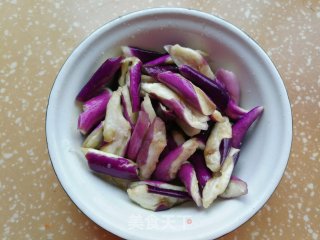 肉丁茄子烧豆角步骤1