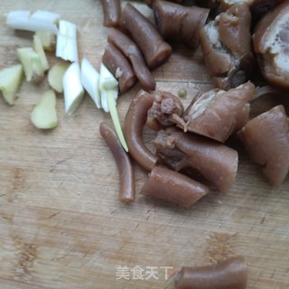鲜花生烧猪尾巴步骤2