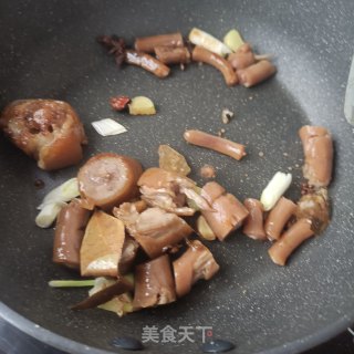 鲜花生烧猪尾巴步骤8