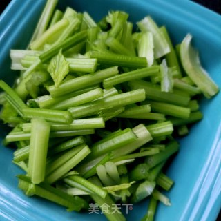 五香腊肠炒芹菜步骤2