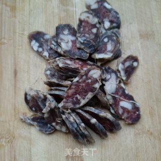 五香腊肠炒芹菜步骤3