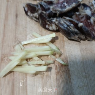 五香腊肠炒芹菜步骤4