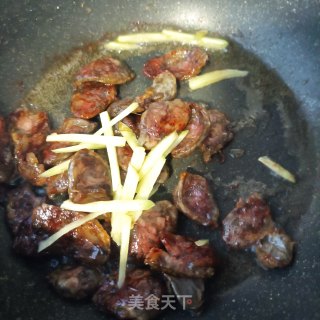 五香腊肠炒芹菜步骤7