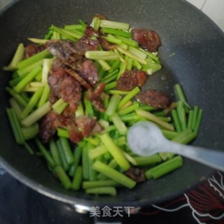五香腊肠炒芹菜步骤8