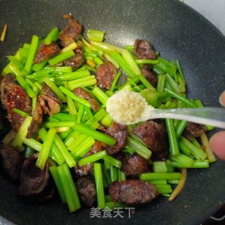 五香腊肠炒芹菜步骤10