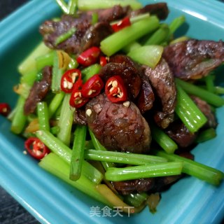 五香腊肠炒芹菜步骤12
