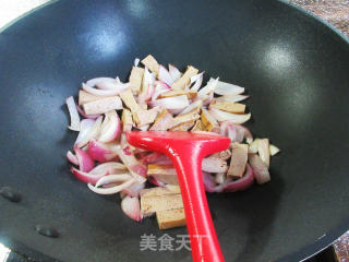 香糕炒洋葱步骤5