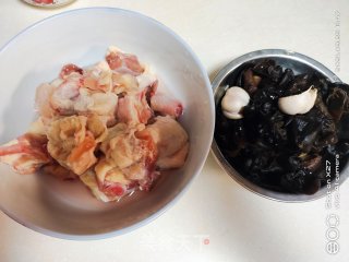 腐乳木耳烧鸡肉步骤1