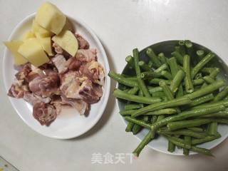 豆角焖土豆鸡肉步骤1