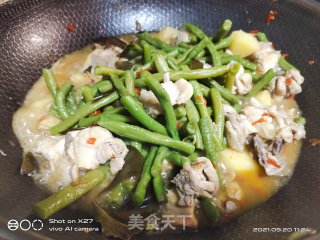 豆角焖土豆鸡肉步骤6