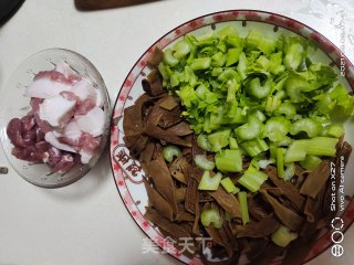 肉片炒芹菜干豆角步骤2