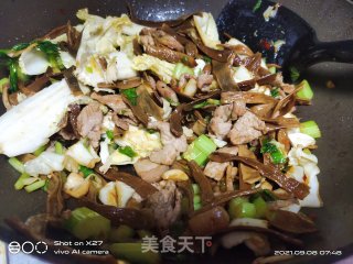 肉片炒芹菜干豆角步骤8