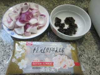 黑木耳虾味球炒洋葱步骤1