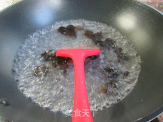 黑木耳虾味球炒洋葱步骤3