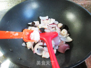 黑木耳虾味球炒洋葱步骤6