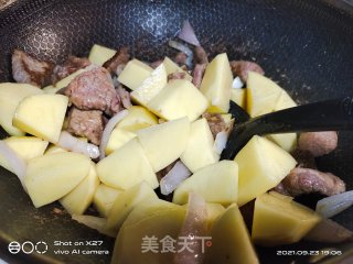 咖喱牛肉焖土豆步骤7
