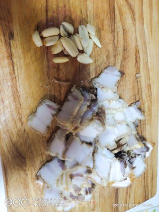 五花肉炒包包菜步骤1