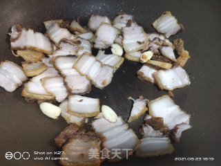 油炸五花肉炒黄瓜步骤2