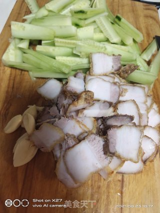 油炸五花肉炒黄瓜步骤1
