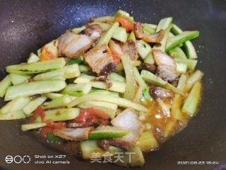 油炸五花肉炒黄瓜步骤5