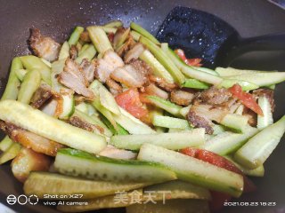 油炸五花肉炒黄瓜步骤4