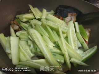 油炸五花肉炒黄瓜步骤3