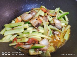 油炸五花肉炒黄瓜步骤6