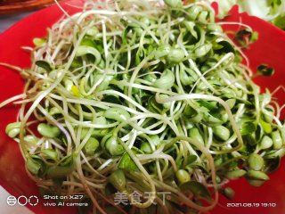 五花肉炒黑豆芽步骤2